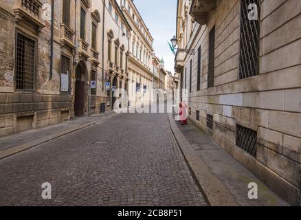 Vicenza, Italien - 12. August 2019: Mittelalterliche Straße mit alten Häusern und Frauen zu Fuß in der Altstadt von Vicenza, Region Venetien, Italien Stockfoto