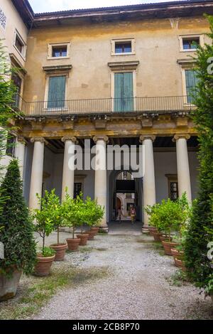 Vicenza, Italien - 12. August 2019: Die Loggia am Eingang des Palazzo Valmarana, vom Innenhof aus gesehen, Vicenza, Venetien, Italien Stockfoto