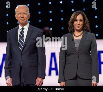 Detroit, Michigan, USA. August 2020. JOE BIDEN und KAMALA HARRIS posieren für das Fotospray während einer Werbepause bei der zweiten von zwei demokratischen Debatten in Detroit, die von CNN veranstaltet und vom DNC sanktioniert werden. Kredit: Brian Cahn/ZUMA Wire/Alamy Live Nachrichten Stockfoto