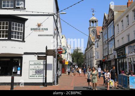 St Mary Street, die Hauptverkehrsstraße in Weymouth, Dorset, Großbritannien Stockfoto