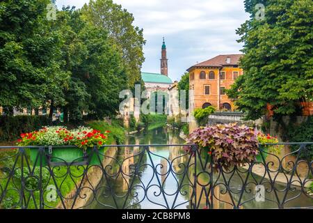 Vicenza, Italien - 12. August 2019: Geblühter Balkon des Monte Furo in Vicenza mit Blick auf den Retrone Fluss und den Uhrenturm in der Ferne Stockfoto