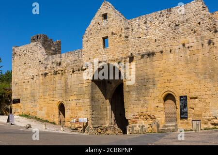 Domme, Frankreich - 14. August 2019: Porte des Tours, das mittelalterliche Stadttor, Domme, Dordogne, Aquitanien, Frankreich, Europa Stockfoto