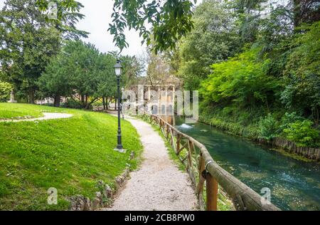 Vicenza, Italien - 12. August 2019: Schöner Blick auf den Giardino Salvi Garten und die Loggia Valmarana in Vicenza, Venetien, Italien Stockfoto