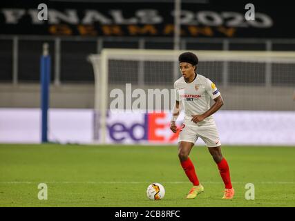 Duisburg, Deutschland. August 2020. Fußball: Europa League, Wolverhampton Wanderers - FC Sevilla, Finale-Acht, Viertelfinale in der Schauinsland-Reisen-Arena. Sevillas Jules Kounde führt den Ball an. Quelle: Rolf Vennenbernd/dpa/Alamy Live News Stockfoto