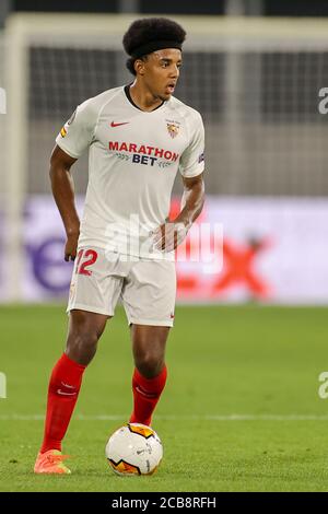 Duisburg, Deutschland. August 2020. Fußball: Europa League, Wolverhampton Wanderers - FC Sevilla, Finale-Acht, Viertelfinale in der Schauinsland-Reisen-Arena. Sevillas Jules Kounde führt den Ball an. Quelle: Rolf Vennenbernd/dpa/Alamy Live News Stockfoto