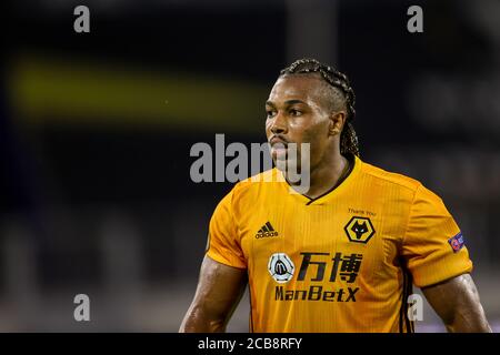 Duisburg, Deutschland. August 2020. Fußball: Europa League, Wolverhampton Wanderers - FC Sevilla, Finale-Acht, Viertelfinale in der Schauinsland-Reisen-Arena. Wolverhampton Adama Traore beobachtet das Spiel. Quelle: Rolf Vennenbernd/dpa/Alamy Live News Stockfoto