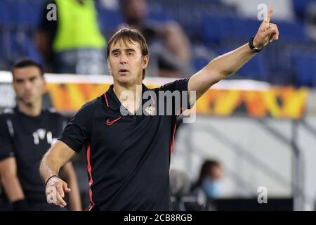 Duisburg, Deutschland. August 2020. Fußball: Europa League, Wolverhampton Wanderers - FC Sevilla, Finale-Acht, Viertelfinale in der Schauinsland-Reisen-Arena. Sevilla Trainer Julen Lopetegui gibt Anweisungen. Quelle: Rolf Vennenbernd/dpa/Alamy Live News Stockfoto