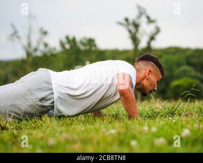 Junger Kaukasischer Mann während eines Outdoor-Training Stockfoto