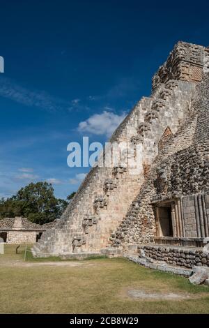 Die Westseite der Pyramide des Magiers steht vor dem Viereck der Vögel in den Ruinen der Maya-Stadt Uxmal in Yucatan, Mexiko. Vor Hispan Stockfoto