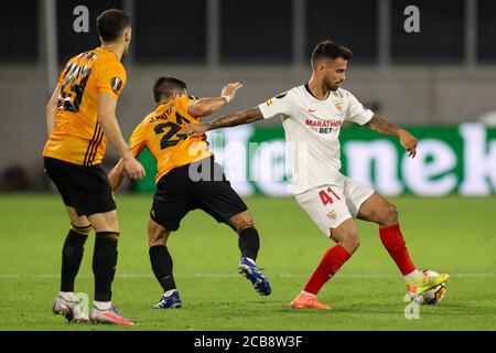 Duisburg, Deutschland. August 2020. Fußball: Europa League, Wolverhampton Wanderers - FC Sevilla, Finale-Acht, Viertelfinale in der Schauinsland-Reisen-Arena. Sevillas Suso (r) führt den Ball an. Quelle: Rolf Vennenbernd/dpa/Alamy Live News Stockfoto