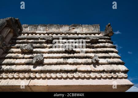 Steinschnitzereien von Vögeln im Viereck der Vögel in den Ruinen der Maya-Stadt Uxmal in Yucatan, Mexiko. Prähispanische Stadt Uxmal - eine UNE Stockfoto