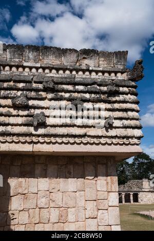 Steinschnitzereien von Vögeln im Viereck der Vögel in den Ruinen der Maya-Stadt Uxmal in Yucatan, Mexiko. Prähispanische Stadt Uxmal - eine UNE Stockfoto