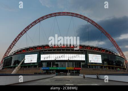 Wembley Park, London, Großbritannien. August 2020. Wembley National Stadium leuchtet rot als Teil der #WeMakeEvents R E D A L E R T Kampagne Outdoor-Veranstaltungen werden in London und in ganz Großbritannien und Austragungsorte "Light it in Red" am Dienstag, 11. August statt, die an die Regierung, "WERFEN uns EINE LINIE!" Der Veranstaltungssektor braucht dringend staatliche Unterstützung, um die COVID-19-Krise zu überleben. Chris Aubrey/Alamy Live News Stockfoto