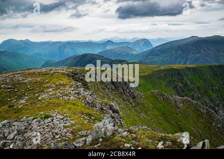 Berglandschaft in schottischen Highlands. Blick vom Gipfel des Stob Ghabhar in den schottischen Highlands in Richtung Glen Coe mit Ben Nevis am Horizont. Stockfoto