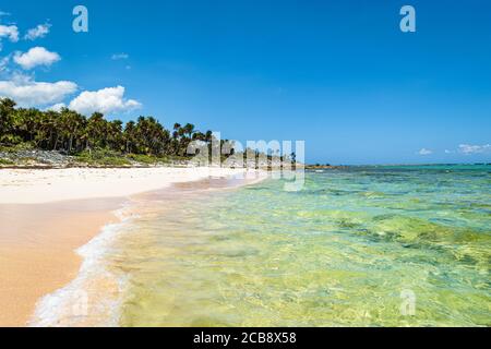 Tropischer Xcacel Strand an der Karibikküste. Meeresschildkröten Reserve. Wunderschöne tropische Landschaft, Quintana Roo, Mexiko. Stockfoto