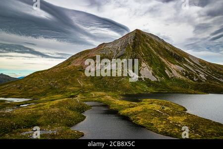 Schottische Highlands Landschaft. Spitze von Binnein Beag gesehen über den kleinen lochan vom Wanderweg in Mamores Range, Schottland. Stockfoto