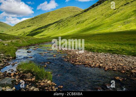 Blauer Himmel spiegelt sich im Fluss in Glen auch in den schottischen Highlands. Schöne, grüne Sommer schottische Landschaft. Stockfoto
