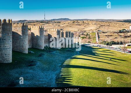 Historisches Stadtbild von Avila von den berühmten mittelalterlichen Stadtmauern an einem klaren Wintertag. Die Altstadt ist zum UNESCO-Weltkulturerbe erklärt. Stockfoto