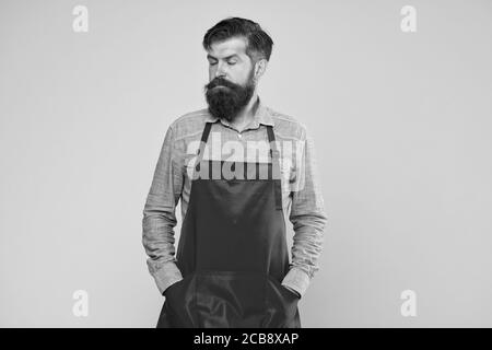 Restaurantpersonal. Kochen Hobby. Viele Lieferterminoptionen. Die ganze Familie würde es genießen. Kochen zu Hause. Hilfe im Haus. Bärtiger Mann in Koch Uniform. Reifer Werkstattmitarbeiter. Koch in roter Schürze. Stockfoto