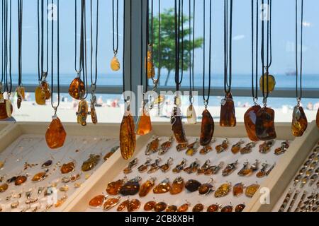 Bernstein Schmuck zum Verkauf aus Baltic Amber an einem Stand neben dem Strand in Sopot, Polen Stockfoto
