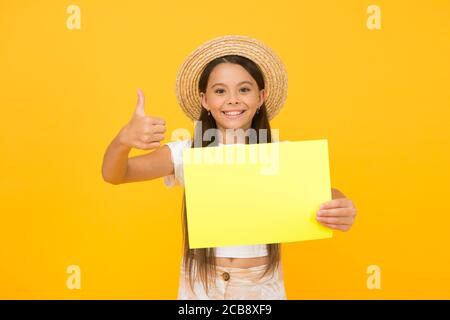 Kleines Mädchen Strohhut präsentiert Plakat Werbung kopieren Raum, schwarz freitag Konzept. Stockfoto