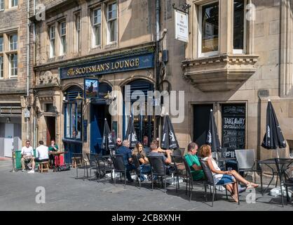 Menschen, die an einem sonnigen Tag außerhalb der Scotsmans Lounge trinken, Edinburgh, Schottland, Großbritannien. Stockfoto