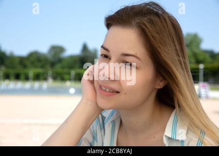 Porträt von niedlichen schönen glücklich junge Frau lächelnd und suchen Zur Seite Stockfoto