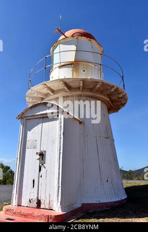 Ein Leuchtturm, der zur Erinnerung an Captain James Cooks errichtet wurde Ankunft in Australien auf Grassy Hill Stockfoto