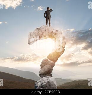 Geschäftsmann über einem Berg geformt, wie Fragezeichen sucht Die Zukunft Stockfoto