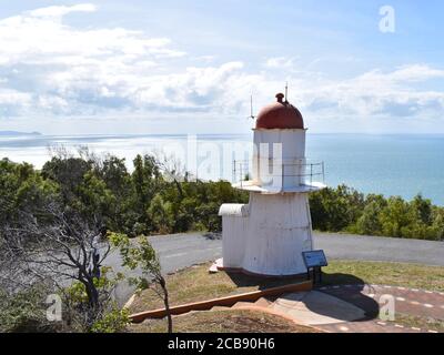 Ein Leuchtturm, der zur Erinnerung an Captain James Cooks errichtet wurde Ankunft in Australien auf Grassy Hill Stockfoto