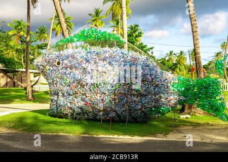 Fischkunst aus Plastikflaschen unter den Palmen Am Strand Stockfoto