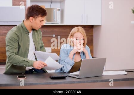 Junge kaukasische Mann und Frau Mitbewohner oder verheiratete Paar Überprüfung Miete oder inländische Rechnungen online zu bezahlen, Planung Budget oder die Analyse der finanziellen Ausgaben Stockfoto