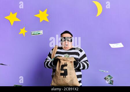 Aufgeregt awesome Fett Gefangene Geld werfen. Isoliert blauen Hintergrund. studio erschossen. Stockfoto