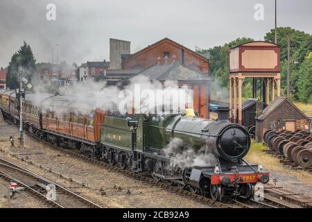 Vintage UK Dampfzug verlässt Kiddeminster Station auf Severn Valley Railway, Sommer 2020, als Heritage Dampfeisenbahnen für Geschäft nach der Sperre geöffnet. Stockfoto