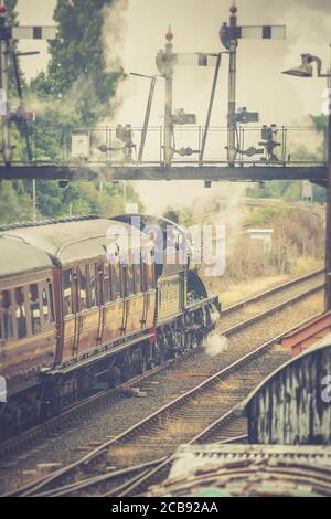 Vintage UK Dampfzug verlässt Kiddeminster Station auf der Severn Valley Railway Heritage Line, Sommer 2020, als Heritage Eisenbahnen nach der Sperre öffnen. Stockfoto