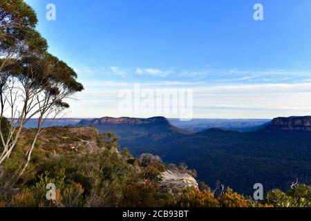 Ein Blick auf die Blue Mountains vom Erdrutsch aus gesehen Rock at Katoomba Stockfoto