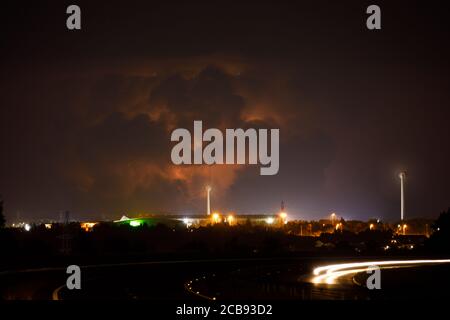 Merthyr Tydfil, South Wales, Großbritannien. 11. August 2020. UK Wetter: Eine spektakuläre Blitzshow erhellt den Himmel über South Wales gestern Abend, nach einem sehr heißen und feuchten Tag. Der Sturm, der überhaupt keinen Donner hatte, dauerte über 2 Stunden letzte Nacht, mit mehr Gewitter Vorhersage über Großbritannien in dieser Woche. Quelle: Andrew Bartlett/Alamy Live News Stockfoto