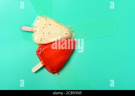 Draufsicht zwei verschiedene Farben Schokolade äußeren Eis schmelzen auf Hellgrüne Farbe Stockfoto