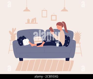 Mädchen sitzt auf Sofa oder Couch mit Kissen und Buch lesen. Junge Frau, die in gemütlicher Atmosphäre ihres Zimmers, ihrer Wohnung, ihres Heims ruht. Entspannen Konzept Charakter flach Design Vektor Illustration, modernen Lebensstil Stock Vektor