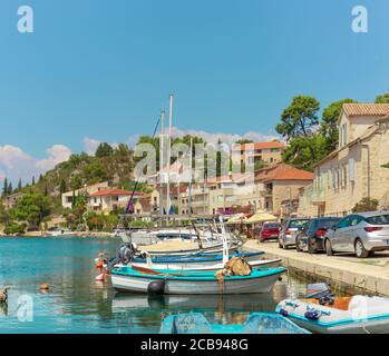 Blick auf das Wasser eines kleinen Dorfes Bobovisca auf der Insel brac. Kristallklares blaugrün und grünes Wasser reflektieren den hellen Himmel. Kleine Boote dockten an Stockfoto