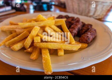 Cevapi, traditionelles balkan Hackfleisch Gericht mit pommes Frites in einem Restaurant an der adriaküste serviert Stockfoto