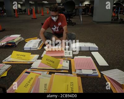 Milwaukee, Wisconsin, USA. August 2020. Nachdem MilwaukeeÃs Abwesenheitsabgaben geöffnet und sortiert wurden, müssen sie neu gefaltet werden, um an der Zentrale Zählung gescannt zu werden. Quelle: Sue Dorfman/ZUMA Wire/Alamy Live News Stockfoto