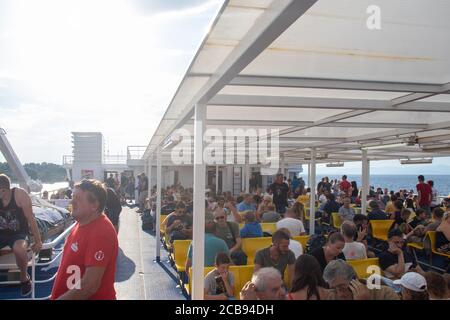Supetar Kroatien, August 2020 Autofähre, die Supetar und Split verbindet, ist voll mit Passagieren und Touristen, die während der covid pandemic.noone weari reisen Stockfoto