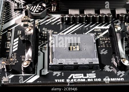 Moskau, Russland - 11. Mai 2020. CPU-Sockel auf einem Computer-Mainboard-Makro Stockfoto