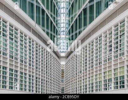 Mailand/Italien - 12. Juli 2019: Architektonisches Detail des modernen Lombardei-Gebäudes aus Glas (Palazzo Lombardia), eines 161 m hohen Wolkenkratzers und Hauptsitz Stockfoto