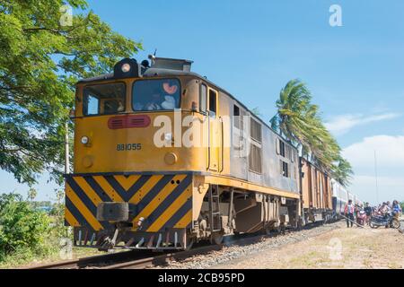 Kampot, Kambodscha - Diesellokomotive am Bahnhof Kampot in Kampot, Kambodscha. Kambodscha hat 612 km 1000mm Meter Spurweite Schienennetz Stockfoto