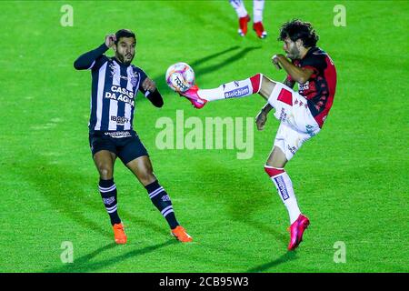 Florianopolis (SC), 11/08/20 - Campeonato Brasileiro Serie B 2020 / Futebol - Everton Santos do Figueirense disputa lance com Fernando Neto do Vitoria Stockfoto