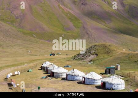 Osch, Kirgisistan - Touristisches Jurtenlager des Tulpar Kol Sees im Alaytal, Osch, Kirgisistan. Stockfoto