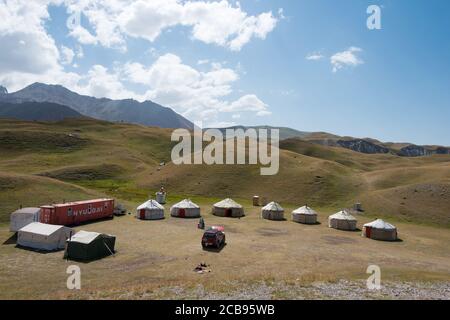 Osch, Kirgisistan - Touristisches Jurtenlager des Tulpar Kol Sees im Alaytal, Osch, Kirgisistan. Stockfoto