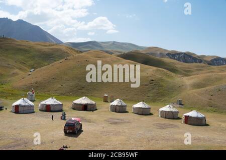 Osch, Kirgisistan - Touristisches Jurtenlager des Tulpar Kol Sees im Alaytal, Osch, Kirgisistan. Stockfoto